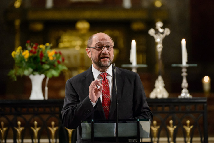 Martin Schulz bei der Rede zur Demokratie in der Nikolaikirche. Im Hintergrund sieht man einen Blumenstrauß und Kerzen.