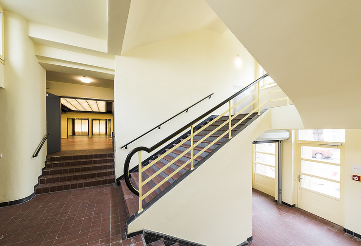 Ein Treppenhaus mit braunem Fliesenboden