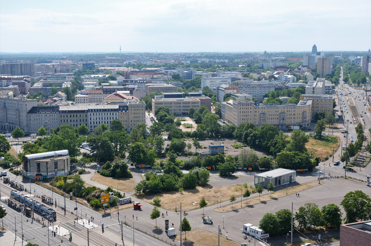 Blick vom Turm des Neuen Rathauses auf den Wilhelm-Leuschner-Platz