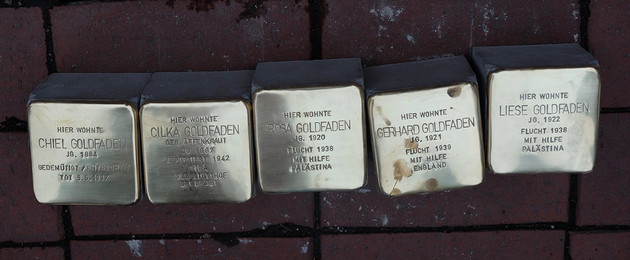 In Kopfsteinflaster sind fünf Stolpersteine mit der Aufschrift "Familie Goldfaden".