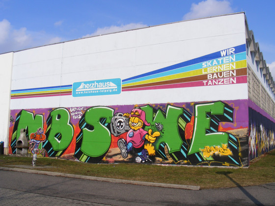 Gebäudeansicht Heizhaus Grünau mit einen großen Graffiti an der Wand