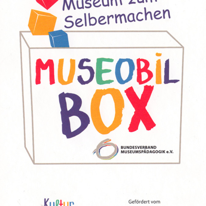 Das Logo des Museobilbox-Programms mit Förderern. Eine stilisierte Kiste mit Aufschrift in bunten Buchstaben "Museobilbox", darüber "Museum zum Selbermachen" und Nennung der Partner.