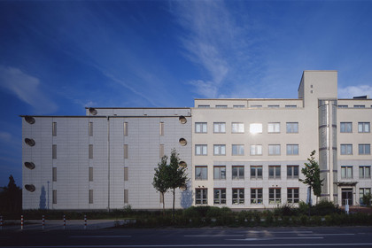 Außenansicht des Sächsisches Staatsarchiv, Staatsarchiv Leipzig, blauer Himmel, Sonnenschein