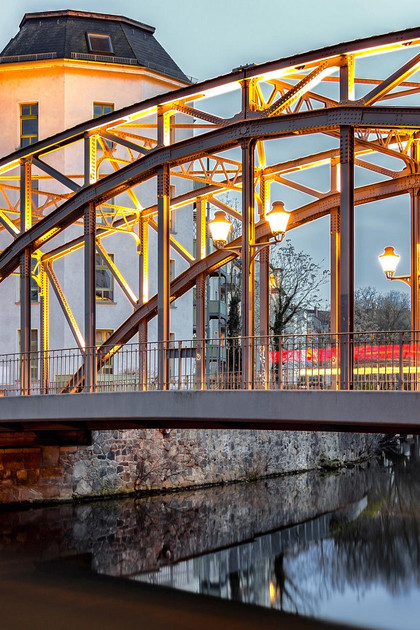 Metallene Könneritzbrücke in Plagwitz in Abendstimmung mit leuchtenden Laternen