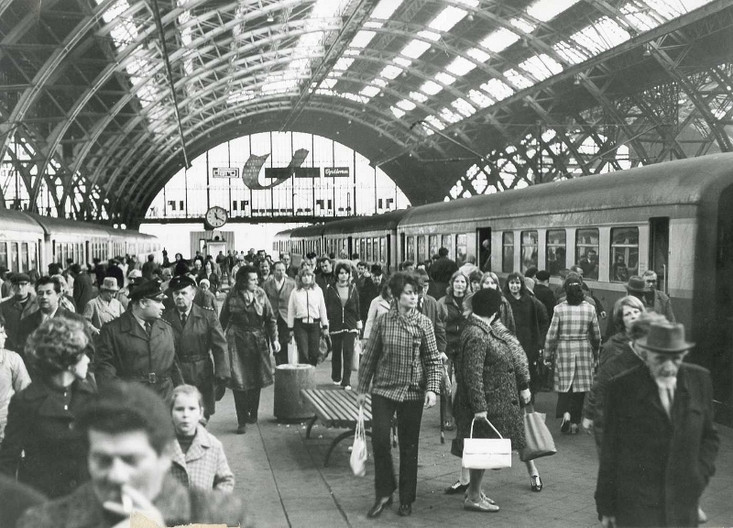 Reisende an einem Bahnsteig des Leipziger Hauptbahnhofes 1972.