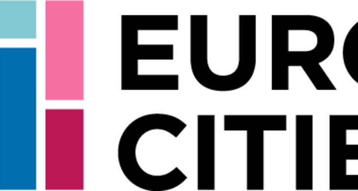 In der linken Hälfte des Logos viele bunte Quadrate, rechts daneben in Großbuchstaben auf schwarzem Grund der Schriftzug "EUROCITIES"