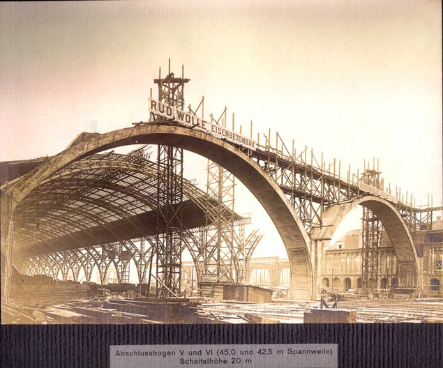 Die Abbildung in schwarz-weiß zeigt den Bau der Querbahnsteighalle des Leipziger Hauptbahnhofes vor 1915.