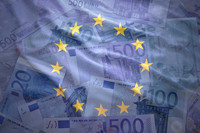 Bild mit Flagge der Europäischen Unio auf Eurogeld im Hintergrund