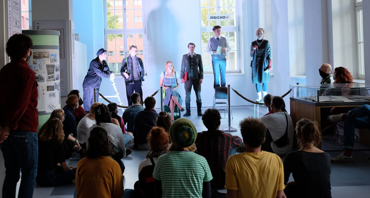 Theaterveranstaltung mit Publikum im Foyer des Stadtarchivs Leipzig
