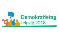 "Demokratietag Leipzig 2018" in grüner Schrift auf weißem Grund. Links daneben die Silhouetten von vier Menschen: zwei gelbe, die sich die Hand geben, ein blauer, der ein Schild hochhält und ein orange-roter mit einem Megafon