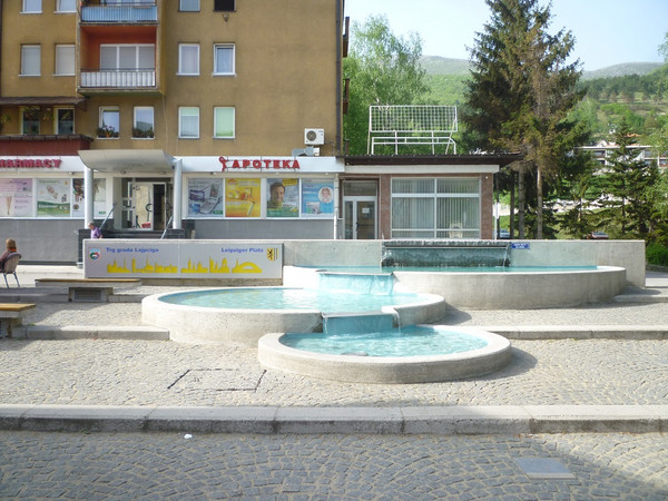 Drei kreisrunde ineinanderübergehende Wasserterrassen auf dem Leipzig-Platz in Travnik