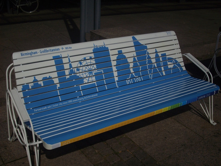 Sitzbank mit der aufgedruckten Silhouette der Partnerstadt Birmingham auf dem Leipziger Augustusplatz