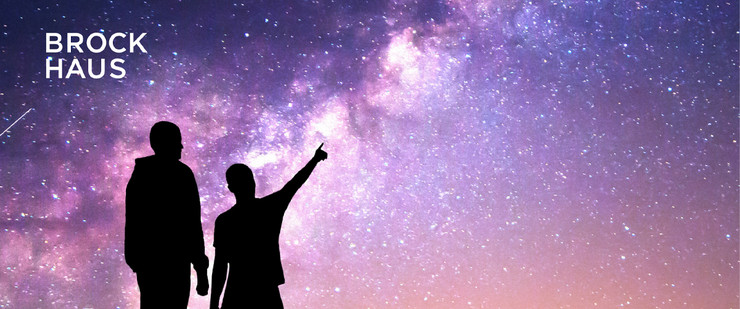 Sternenhimmel mit Milchstraße, zwei Personen zeigen in den Himmel, links oben Schriftzug "Brockhaus"