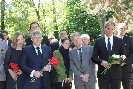 Im Rahmen des Besuchsprogrammes für ehemalige Zwangsarbeiter werden Blumen werden in Gedenken der Opfer des Nationalsozialismus niedergelegt