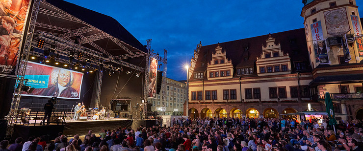 Auf dem Marktplatz findet ein Open-Air-Konzert statt. Man sieht die Bühne und viele Zuschauer vor dem Alten Rathaus.