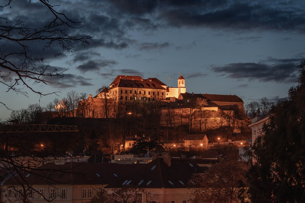 Blick auf eine erleuchtete Festungsanlage Špilberkin Brünn bei Nacht