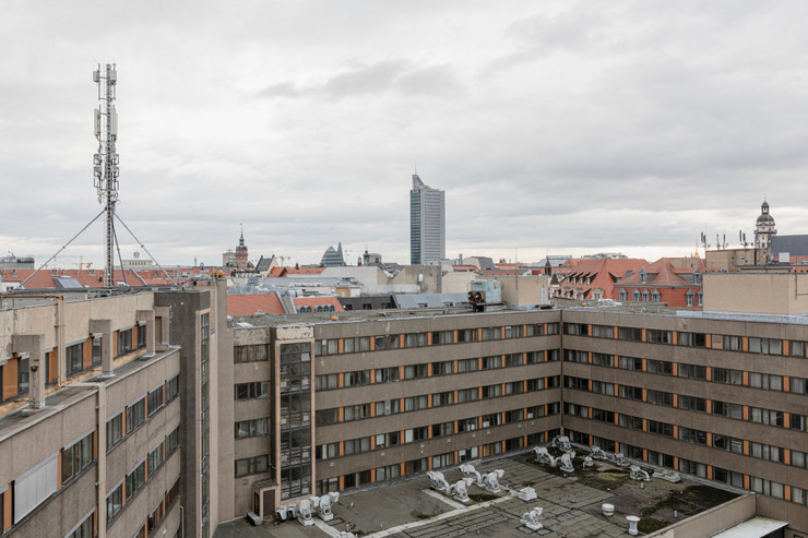 Der Innenhof der ehemaligen Stasi-Zentrale mit parkenden Autos.