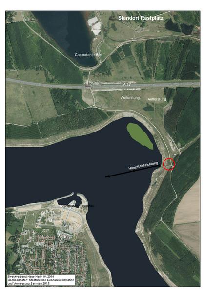Luftbild mit Kennzeichnung des Standortes des Rastplatzes am Ostufer mit Zwenkauer See und Waldgebiet Neue Harth