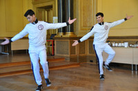 Zwei junge Männer tanzen Zumba in der Aula der Volkshochschule Leipzig