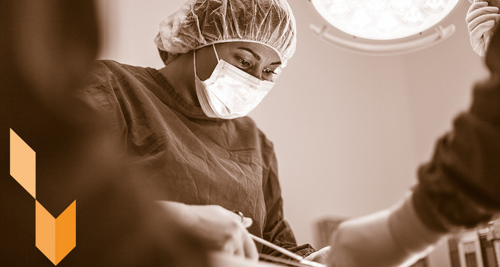 Eine Ärztin mit Mundschutz bei einer Operation