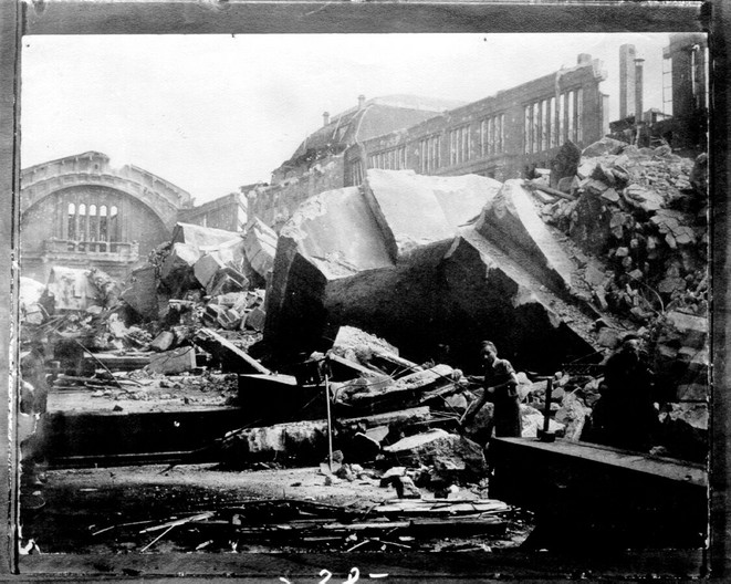 Die Abbildung zeigt einen Teil des Leipziger Hauptbahnhof in Trümmern. Im Vordergrund ist ein Arbeiter zu sehen.