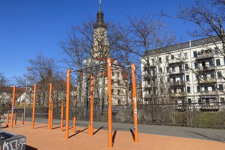 Zu sehen ist ein Fitness- und Calisthenics-Anlage auf Jahrtausendfeld an der Karl-Heine-Straße. Es besteht aus zusammengefügten Stangen an denen Sportübungen gemacht werden können.