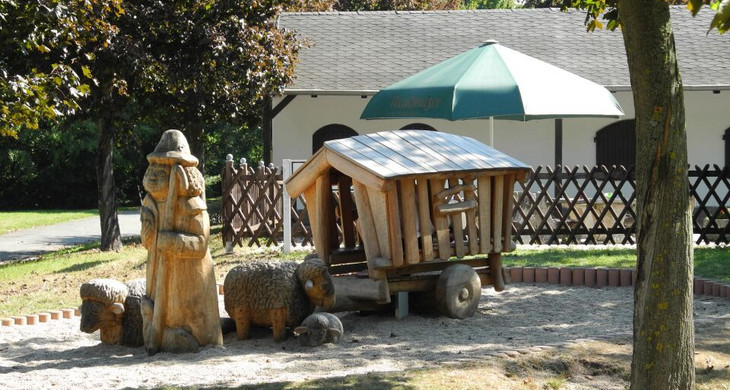 Schäfer, Schafe und Wagen als Holzfiguren