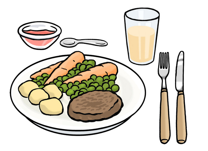 Teller mit Mühren, Erbsen, Kartoffeln und Fleisch. Daneben ein Glas, Besteck und Schale für Nachtisch