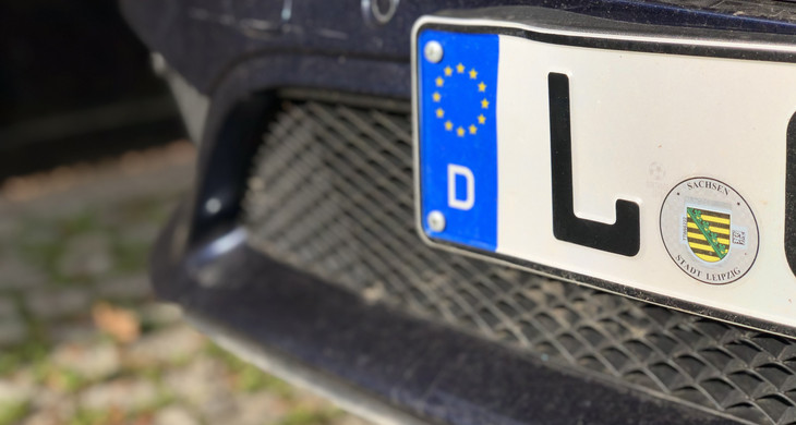 Teile eines Autokennzeichens mit einem L für Leipzig drauf
