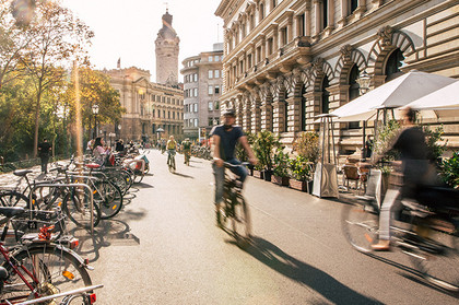 Schillerstraße in Leipzig mit Radfahrern und abgestellten Rädern am Straßenrand