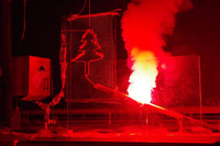 Feuer, roter Rauch und ein Weihnachtsbaum