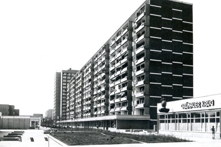 Schwarz-Weiß-Foto von 1984 der Plattenbausiedlung Leipzig Grünau