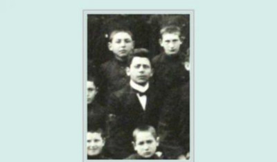 Eine Schwarz-Weiss-Fotografie von Samuel Lampel umgeben von Kindern