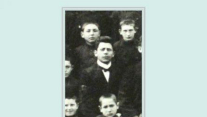 Eine Schwarz-Weiss-Fotografie von Samuel Lampel umgeben von Kindern
