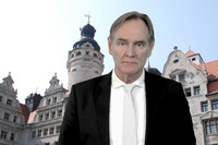 Oberbürgermeister Burkhard Jung vor einem Videobild des Neuen Rathauses