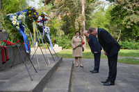 Oberbürgermeister Burkhard Jung und Andrey Y. Dronov Generalkonsul der Russischen Föderation in Leipzig verbeugen sich vor dem Denkmal der militärischen und zivilen Gefallenen des Zweiten Weltkrieges aus der ehemaligen Sowjetunion.