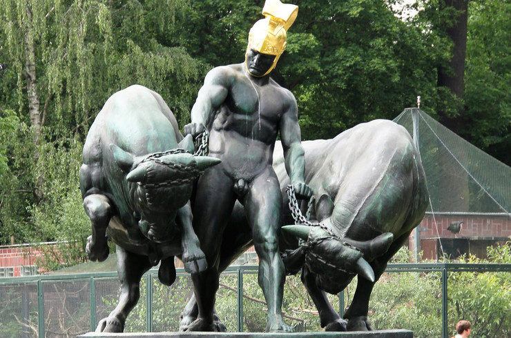 Bronzeskulptur mit dem nackten Helden Jason, der zwei Stiere an Ketten hält.
