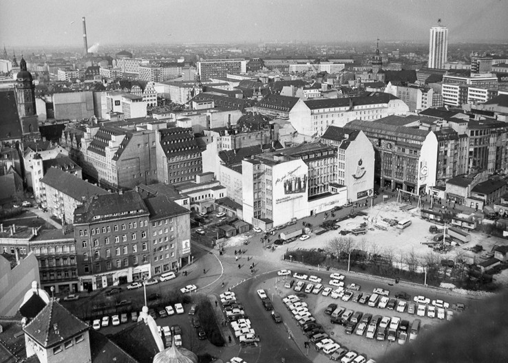 historische schwarz-weiß-Aufnahme des Burplatzes um 1975