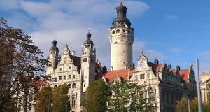 Frontalansicht des Neuen Rathauses mit turm und Fassade vor blauem Himmel