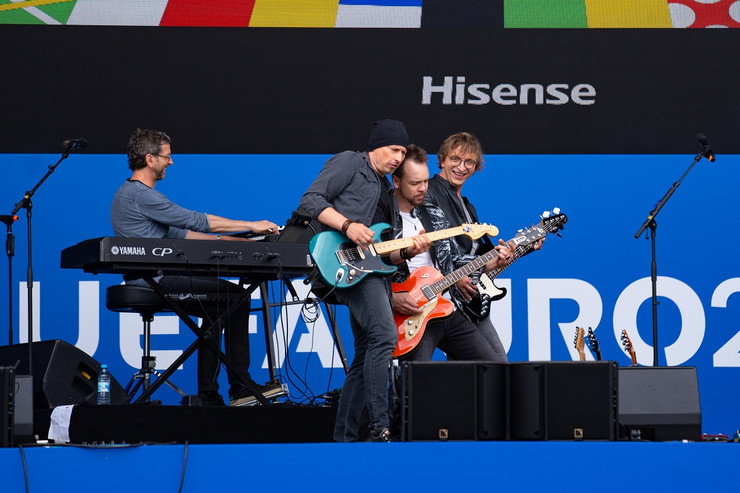 Mazze Wiesner und Band auf der Bühne der Fan Zone Augustusplatz