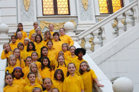 Der Kinderchor der Schola Cantorum steht auf der Treppe vor der Alten Börse