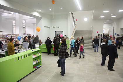 Anmeldung und Service im Erdgeschoss der Stadtbibliothek