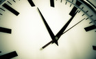 Teil einer Uhr mit Stunden-, Minuten- und Sekundenzeiger
