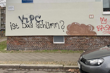 illegale Graffiti Hausfassade, verschiedene Tags und der Schriftzug "Ist das schlimm?"