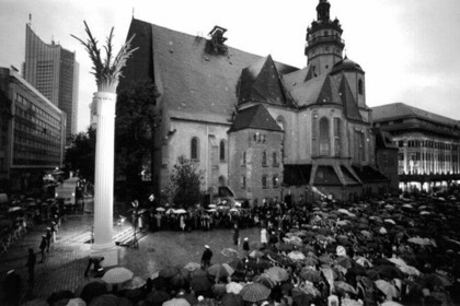 Enthüllung der Nikolaisäule in Erinnerung an die von den Friedensgebeten in der Nikolaikirche ausgehenden Montagsdemonstrationen zum zehnten Jahrestag 1999.