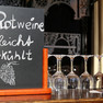 Leipziger Weinfest - Details an einem Stand mit Tafel "Rotweine leicht gekühlt"
