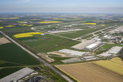 Luftansicht des Flughafens Leipzig/Halle mit der A9 im Vordergrund