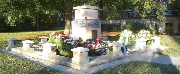 Poniatowski-Denkmal, Foto von 2013 zum 200-jährigen Gedenktag mit Grabschmuck