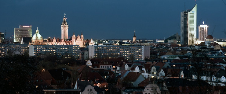 Skyline von Leipzig, Blick vom Fockeberg in Richtung Norden/Innenstadt zur blauen Stunde.