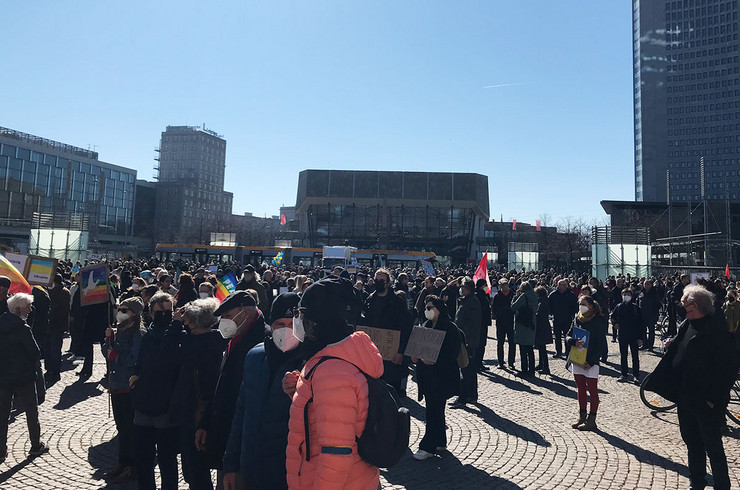 Demonstranten für Frieden in der Ukraine auf dem Augustusplatz